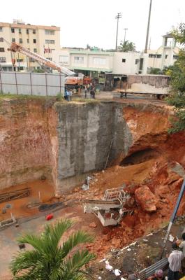 Una planta eléctrica se quema  y cae en  una de las  excavaciones del metro de Santo Domingo en construcción.