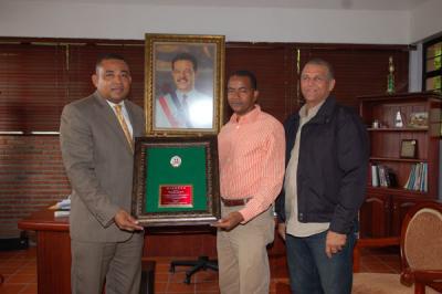 El director del  Parque Mirador  Norte, recibe reconocimiento de parte del ministro de Deportes.