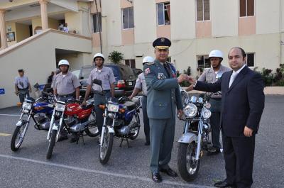 Comerciantes de Villa Consuelo donan 4 motocicletas a la Policía