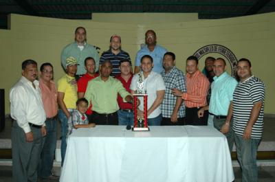 Asodefe  hace entrega de trofeos a ganadores torneo de sófbol 2010