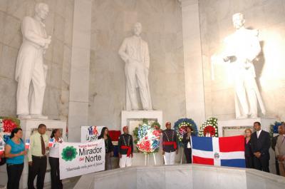 Con motivo de la celebración del mes de la Patria, el Parque Nacional Mirador del Norte (PNMN) depositó una Ofrenda Florar a los héroes de nuestra Independencia.