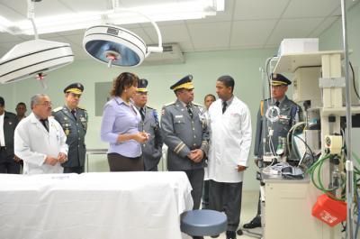 Policía Nacional pone en funcionamiento remodelada área de cirugía.