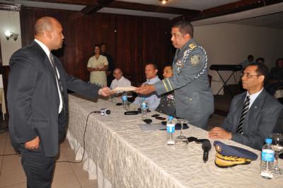 Jefe PN encabeza graduación de 105 policías y agentes anti-narcóticos