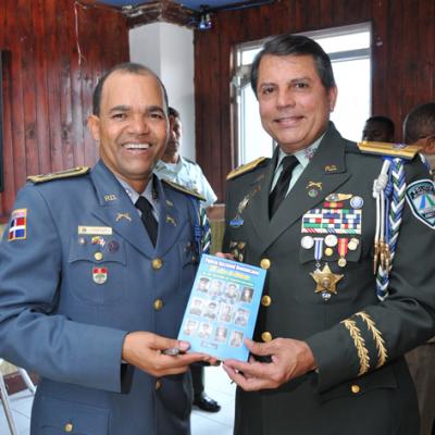 Sub-director de prensa PN, coronel Lorenzo Morillo, pone a circular libro