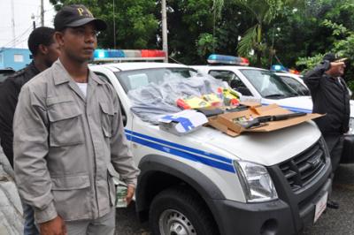 Jefe PN entrega tres camionetas, dos motocicletas, chalecos antibala y reflectores, municiones y otros pertrechos en La Caleta, Monte Adentro y El Valiente, Boca Chica