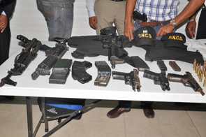 PN apresa cuatro presuntos sicarios y les ocupa arsenal de armas largas y cortas,  municiones y cuatro vehículos