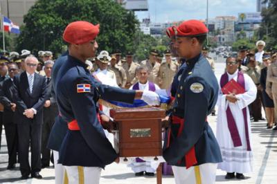Vicepresidente  y Ministro de las FFAA encabezan acto a Soldado desconocido en Plaza de la Bandera