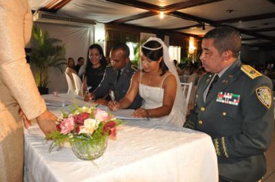 Jefe PN y presidenta Asociación de Esposas de Oficiales apadrinan tradicional  boda colectiva