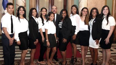 Estudiantes meritorios de NY de origen dominicano visitan presidente Medina