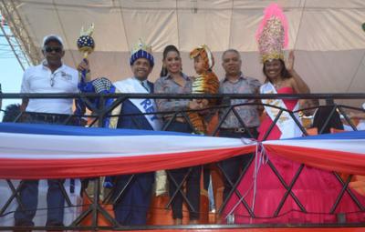 Masiva asistencia en cierre desfile de carnaval en SDN