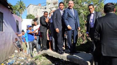Danilo Medina instruye sanear cañada y reparación de casas en el sector Los Platanitos de los Guaricanos SDN