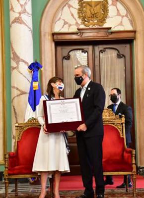 Embajadora Estados Unidos, recibe reconocimiento "Orden de Duarte, Sánchez y Mella".